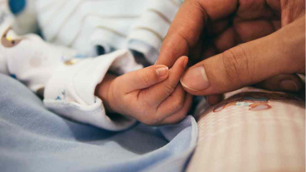 birth centers in Utah holding hands